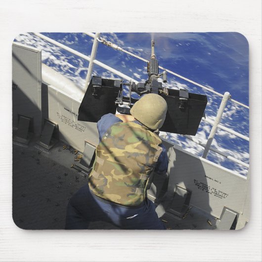 Gunners Mate feuert eine 50-Kaliber-Maschinenpisto Mousepad (Vorne)