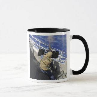 Gunners Mate feuert eine 50-Kaliber-Maschinenpisto Tasse