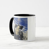 Gunners Mate feuert eine 50-Kaliber-Maschinenpisto Tasse (Vorderseite Links)