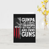 Gunpa wie ein normaler Großvater Spaß und besitzt Karte (Gelbe Blume)