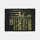 Guns Don't Kill People Dads With Pretty Daughters  Fleecedecke (Vorderseite (Horizontal))