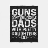 Guns Don't Kill People Dads With Pretty Daughters Fleecedecke (Vorderseite)