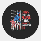 Guns Don't Kill People Dads With Pretty Daughters  Runder Aufkleber (Vorderseite)