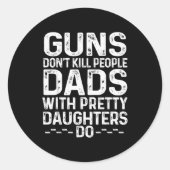 Guns Don't Kill People Dads With Pretty Daughters Runder Aufkleber (Vorderseite)