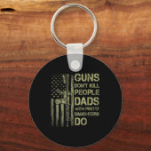 Guns Don't Kill People Dads With Pretty Daughters Schlüsselanhänger (Vorderseite)