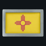 Gürtelschnalle mit Fahne des New Mexico-Staat<br><div class="desc">Zeigen Sie Ihren Staatsstolz mit diesem stilvollen Gürtelschnalle mit der Fahne von New Mexico! Der aus langlebigen Materialien gefertigte Gurtschnalle zeigt das ikonische Zia-Set vor einem fett gelben Hintergrund und stellt das einzigartige Erbe und die Kultur von New Mexico dar. Egal ob Sie sich für eine besondere Veranstaltung anziehen oder...</div>