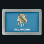 Gürtelschnalle mit Fahne des Oklahoma-Staat<br><div class="desc">Fügen Sie Ihrem Kleid eine lebendige Touch von Oklahoma-Geist hinzu, mit unserem exklusiven Gurtschnürchen mit Oklahoma-Fahne! Dieser Gürtelschnalle, der mit viel Liebe zum Detail gestaltet wurde, ist mehr als nur funktional, er ist eine Feier des Oklahoma-Erbes und Staatsstolzes. Das kühne Design zeigt stolz die ikonischen Elemente der Oklahoma-Fahne, die die...</div>