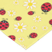 gürtlich niedlicher Ladybug und dunkelgelbe Blume Tischdecke (Schrägansicht)