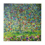 Gustav Klimt Apple Tree Fliese<br><div class="desc">Das Bild zeigt Gustav Klimts Apple Tree,  I (1912). Ein bunter Apfelbaum steht in einem grünen Feld mit lila,  rosa,  gelben und weißen Blume. Ein perfektes Geschenk für Fans des Jugendstils und österreichischer Kunst.</div>