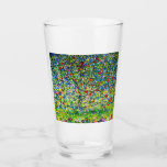 Gustav Klimt Apple Tree Glas<br><div class="desc">Glass Tumbler mit Gustav Klimts Gemälde Apple Tree,  I (1912). Ein bunter Apfelbaum steht in einem grünen Feld mit lila,  rosa,  gelben und weißen Blume. Ein perfektes Geschenk für Fans des Jugendstils und österreichischer Kunst.</div>