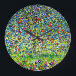 Gustav Klimt Apple Tree Große Wanduhr<br><div class="desc">Uhr mit Gustav Klimts Gemälde Apple Tree,  I (1912). Ein bunter Apfelbaum steht in einem grünen Feld mit lila,  rosa,  gelben und weißen Blume. Ein perfektes Geschenk für Fans des Jugendstils und österreichischer Kunst.</div>