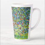 Gustav Klimt Apple Tree Milchtasse<br><div class="desc">Latte Tasse mit Gustav Klimts Gemälde Apple Tree,  I (1912). Ein bunter Apfelbaum steht in einem grünen Feld mit lila,  rosa,  gelben und weißen Blume. Ein perfektes Geschenk für Fans des Jugendstils und österreichischer Kunst.</div>