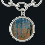 Gustav Klimt Beech Tree Forest Grove Armband<br><div class="desc">Das Werk basiert auf klassischen Naturmalereien von Gustav Klimt, Beech Grove 1, 1902. Das Kunstwerk zeigt einen dichten Wald von hohen, schlanken Birkenbäumen mit blassfarbenen Stämmen, die von dunklen, senkrechten Linien gekennzeichnet sind. Das Blätterdach ist in Blau-, Grün- und Gelbtönen dargestellt und verleiht der Szene ein Gefühl von Tiefe und...</div>