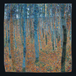 Gustav Klimt Beech Tree Forest Grove Halstuch<br><div class="desc">Das Werk basiert auf klassischen Naturmalereien von Gustav Klimt, Beech Grove 1, 1902. Das Kunstwerk zeigt einen dichten Wald von hohen, schlanken Birkenbäumen mit blassfarbenen Stämmen, die von dunklen, senkrechten Linien gekennzeichnet sind. Das Blätterdach ist in Blau-, Grün- und Gelbtönen dargestellt und verleiht der Szene ein Gefühl von Tiefe und...</div>