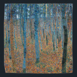 Gustav Klimt Beech Tree Forest Grove Halstuch<br><div class="desc">Das Werk basiert auf klassischen Naturmalereien von Gustav Klimt, Beech Grove 1, 1902. Das Kunstwerk zeigt einen dichten Wald von hohen, schlanken Birkenbäumen mit blassfarbenen Stämmen, die von dunklen, senkrechten Linien gekennzeichnet sind. Das Blätterdach ist in Blau-, Grün- und Gelbtönen dargestellt und verleiht der Szene ein Gefühl von Tiefe und...</div>