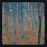 Gustav Klimt Beech Tree Forest Grove Töpfeuntersetzer<br><div class="desc">Das Werk basiert auf klassischen Naturmalereien von Gustav Klimt, Beech Grove 1, 1902. Das Kunstwerk zeigt einen dichten Wald von hohen, schlanken Birkenbäumen mit blassfarbenen Stämmen, die von dunklen, senkrechten Linien gekennzeichnet sind. Das Blätterdach ist in Blau-, Grün- und Gelbtönen dargestellt und verleiht der Szene ein Gefühl von Tiefe und...</div>