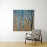 Gustav Klimt Beech Tree Forest Grove Wandteppich<br><div class="desc">Das Werk basiert auf klassischen Naturmalereien von Gustav Klimt, Beech Grove 1, 1902. Das Kunstwerk zeigt einen dichten Wald von hohen, schlanken Birkenbäumen mit blassfarbenen Stämmen, die von dunklen, senkrechten Linien gekennzeichnet sind. Das Blätterdach ist in Blau-, Grün- und Gelbtönen dargestellt und verleiht der Szene ein Gefühl von Tiefe und...</div>