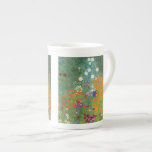 Gustav Klimt: Blumen-Garten Porzellantasse<br><div class="desc">Eine schöne klassische Knochen-China-Tasse,  die einen bunten Blumengarten,  gemalt vom österreichischen Symbolistmaler Gustav Klimt kennzeichnet.</div>