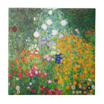 Gustav Klimt Blumengarten Fliese<br><div class="desc">Gartenfliese Gustav Klimt. Ölmalerei auf Leinwand aus dem Jahr 1907. Der Blumengarten, der während seiner goldenen Phase fertig gestellt wurde, ist eines der bekanntesten Landschaftsgemälde von Klimt. Die Sommerfarben brachen in diesem Werk mit einer schönen Mischung aus orangefarbenen, roten, lila, blauen, rosa und weißen Blüten aus. Ein großartiges Geschenk für...</div>