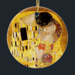 Gustav Klimt Das klassische Kiss-Gemälde Keramikornament<br><div class="desc">Gustav Klimt Der Kuss Gustav Klimt verwendete in seinem wunderschönen Werk Jugendstil-Frauen und Dekorationskunst echtes Gold. Dieses Klimt-Gemälde hieß "Der Kuss" und ist das bekannteste Jugendstil-Werk, das er je gemalt hat. Das Gemälde Gustav Klimt ist eine Jugendstil-Frau und Mann in einer Umarmung. Die Farben sind überwiegend gold - mit echtem...</div>