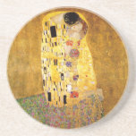 Gustav Klimt Das klassische Kiss-Gemälde Untersetzer<br><div class="desc">Gustav Klimt Der Kuss Gustav Klimt verwendete in seinem wunderschönen Werk Jugendstil-Frauen und Dekorationskunst echtes Gold. Dieses Klimt-Gemälde hieß "Der Kuss" und ist das bekannteste Jugendstil-Werk, das er je gemalt hat. Das Gemälde Gustav Klimt ist eine Jugendstil-Frau und Mann in einer Umarmung. Die Farben sind überwiegend gold - mit echtem...</div>