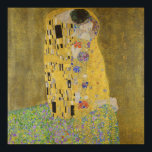 Gustav Klimt-Der Kiss | Gold Leaf Kunstwerk Poster<br><div class="desc">Gustav Klimts "Der Kuss" ist zweifellos eines der berühmtesten und verehrten Gemälde des frühen 20. Jahrhunderts und verkörpert die Jugendstil-Bewegung mit ihren aufwändigen Details und goldenen Blattakzenten. Das Kunstwerk zeigt ein liebevolles Paar, einen Mann und eine Frau, eingeküsst in einem zarten Kuss vor dem Hintergrund einer riesigen, dekorativen Wiese voller...</div>