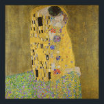 Gustav Klimt-Der Kiss | Gold Leaf Kunstwerk Poster<br><div class="desc">Gustav Klimts "Der Kuss" ist zweifellos eines der berühmtesten und verehrten Gemälde des frühen 20. Jahrhunderts und verkörpert die Jugendstil-Bewegung mit ihren aufwändigen Details und goldenen Blattakzenten. Das Kunstwerk zeigt ein liebevolles Paar, einen Mann und eine Frau, eingeküsst in einem zarten Kuss vor dem Hintergrund einer riesigen, dekorativen Wiese voller...</div>