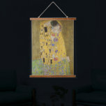 Gustav Klimt-Der Kiss | Gold Leaf Kunstwerk Wandteppich Mit Holzrahmen<br><div class="desc">Gustav Klimts "Der Kuss" ist zweifellos eines der berühmtesten und verehrten Gemälde des frühen 20. Jahrhunderts und verkörpert die Jugendstil-Bewegung mit ihren aufwändigen Details und goldenen Blattakzenten. Das Kunstwerk zeigt ein liebevolles Paar, einen Mann und eine Frau, eingeküsst in einem zarten Kuss vor dem Hintergrund einer riesigen, dekorativen Wiese voller...</div>