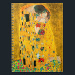 Gustav Klimt Der Kiss Notizblock<br><div class="desc">Notizbuch mit Gustav Klimts Ölgemälde mit Goldblatt Der Kuss (1908). Ein Mann und eine Frau, die leuchtende goldene Farben tragen, sich liebevoll umarmen und in einem Feld von Blume küssen. Ein großartiges Geschenk für Jugendliche und österreichische Kunstliebhaber.</div>