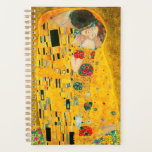 Gustav Klimt Der Kiss Planer<br><div class="desc">Planer mit Gustav Klimts Ölgemälde mit Goldblatt Der Kuss (1908). Ein Mann und eine Frau, die leuchtende goldene Farben tragen, sich liebevoll umarmen und in einem Feld von Blume küssen. Ein großartiges Geschenk für Jugendliche und österreichische Kunstliebhaber.</div>