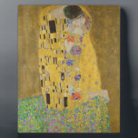 Gustav Klimt "Der Kuss" Fotoplatte<br><div class="desc">Gustav Klimts Meisterwerk: "Der Kuss". "Der Kuss", erstellt vom österreichischen Maler Gustav Klimt. Es gilt als sein berühmtestes Werk. Er malte es zwischen den Jahren 1907 und 1908, die den Höhepunkt seiner "Goldenen Periode" bildeten, als er eine Reihe von Werken malte, die Blattgold verwendeten. Österreich betrachtet "The Kiss" als nationalen...</div>