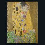 Gustav Klimt "der Kuss " Notizblock<br><div class="desc">S-Meisterwerk Gustav Klimt ': "Der Kuss". "Der Kuss, " schuf durch den österreichischen Maler Gustav Klimt. Er hat betrachtet, um seine berühmteste Arbeit zu sein. Er malte ihn zwischen den Jahren 1907 und 1908, die der Höhepunkt seines "goldenen Zeitraums waren, " als malte er einige Arbeiten, die Goldblatt verwenden. Österreich...</div>