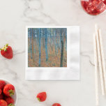 Gustav Klimt Fir Forest Tannenwald Rote Bäume Serviette<br><div class="desc">Vintager Gustav Klimt Fir Forest - Jugendstil Rote Bäume Diese wunderschöne Vintage Gemälde von Meister Gustav Klimt. Das Gemälde namens Tannenwald I zeigt uns eine wunderschöne Landschaft mit Roten Tannen, durch einen dichten Wald. Gustav Klimt fasste in diesem Landschaftsbild das Gefühl der Lebenskraft auf. Der Tannenwald wurde 1901, während der...</div>