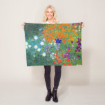 Gustav Klimt Flower Garden Fleecedecke<br><div class="desc">Hütte oder Bauernhof Blumengarten wie von Gustav Klimt gemalt.</div>