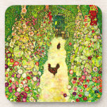 Gustav Klimt Garten mit Hühnern Getränkeuntersetzer<br><div class="desc">Untersetzer mit dem Ölmalereigarten von Gustav Klimt mit Roostern (1917). Zwei braune Hühner stehen auf einem Gartenweg. Auf dem Weg blühen schöne rosa,  rote und weiße Blume. Ein großartiges Geschenk für Jugendliche und österreichische Kunstliebhaber.</div>