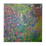 Gustav Klimt Italienischer Garten Fliese<br><div class="desc">Das Bild zeigt Gustav Klimts Ölgemälde Italienische Gartenlandschaft (1913). Ein schöner Garten mit bunten Blume: rot,  weiß,  rosa,  lila. Ein großartiges Geschenk für Jugendliche und österreichische Kunstliebhaber.</div>