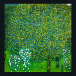 Gustav Klimt Rose unter dem Perlenbaumposter Poster<br><div class="desc">Gustav Klimt Rose unter dem Perlenposter. Öl auf Leinwand aus dem Jahr 1905. Ein wunderschönes Gemälde des österreichischen Künstlers Gustav Klimt. Eine der wunderschönen Landschaften von Klimt, die Impressionisten und Jugendstil-Nouveau-Tendenzen vereint, verbindet diese Arbeit Klimts Liebe von Blume und Obstbäumen mit pulsierenden Grüntönen und Gelben. Ein großartiges Kunstgeschenk für Fans...</div>