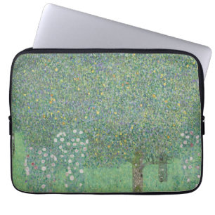 Gustav Klimt - Rosenbüsche unter den Bäumen Laptopschutzhülle