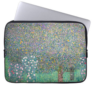 Gustav Klimt - Rosensträucher unter den Bäumen Laptopschutzhülle