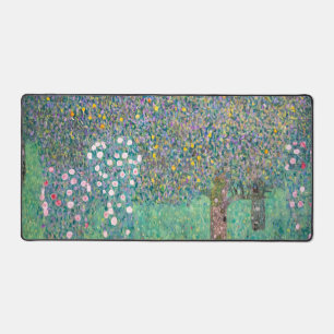 Gustav Klimt - Rosensträucher unter den Bäumen Schreibtischunterlage
