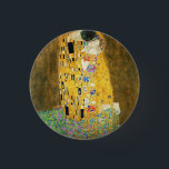 Gustav Klimt The Kiss Button<br><div class="desc">Gustav Klimt Die Vintage Jugendstil-Malerei Der Kuss wurde zwischen 1907 und 1908, dem Höhepunkt seiner Goldenen Periode, vom österreichischen Symbolik-Maler Gustav Klimt gemalt, als er eine Reihe von Werken in einem ähnlich vergoldeten Stil malte. Das Gemälde gilt weithin als Meisterwerk der frühen Moderne. Es ist ein Symbol des Wiener Jugendstils...</div>