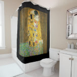 Gustav Klimt The Kiss Duschvorhang<br><div class="desc">Gustav Klimt Die Vintage Jugendstil-Malerei Der Kuss wurde zwischen 1907 und 1908, dem Höhepunkt seiner Goldenen Periode, vom österreichischen Symbolik-Maler Gustav Klimt gemalt, als er eine Reihe von Werken in einem ähnlich vergoldeten Stil malte. Das Gemälde gilt weithin als Meisterwerk der frühen Moderne. Es ist ein Symbol des Wiener Jugendstils...</div>