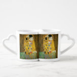 Gustav Klimt The Kiss Liebestassen<br><div class="desc">Gustav Klimt Die Vintage Jugendstil-Malerei Der Kuss wurde zwischen 1907 und 1908, dem Höhepunkt seiner Goldenen Periode, vom österreichischen Symbolik-Maler Gustav Klimt gemalt, als er eine Reihe von Werken in einem ähnlich vergoldeten Stil malte. Das Gemälde gilt weithin als Meisterwerk der frühen Moderne. Es ist ein Symbol des Wiener Jugendstils...</div>
