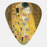 Gustav Klimt The Kiss Plektrum<br><div class="desc">Gustav Klimt Die Vintage Jugendstil-Malerei Der Kuss wurde zwischen 1907 und 1908, dem Höhepunkt seiner Goldenen Periode, vom österreichischen Symbolik-Maler Gustav Klimt gemalt, als er eine Reihe von Werken in einem ähnlich vergoldeten Stil malte. Das Gemälde gilt weithin als Meisterwerk der frühen Moderne. Es ist ein Symbol des Wiener Jugendstils...</div>