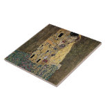 Gustav Klimts Der Kuss (ca. 1908) Fliese<br><div class="desc">Ein klassisches Kunstwerk, das in den öffentlichen Bereich übergegangen ist und wunderbare Geschenke und andere Produkte macht. Das Kiss ist eines der berühmtesten Werke von Gustav Klimt und wird durch den verzierten Stil antiker Mosaike mit Goldblättern inspiriert. Klimt (1862-1918) war eines der Hauptmitglieder der Sezessionsbewegung Wien. Seine Arbeit ist durch...</div>