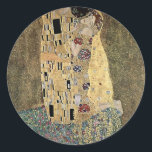 Gustav Klimts Der Kuss (ca. 1908) Runder Aufkleber<br><div class="desc">Ein klassisches Kunstwerk, das in den öffentlichen Bereich übergegangen ist und wunderbare Geschenke und andere Produkte macht. Das Kiss ist eines der berühmtesten Werke von Gustav Klimt und wird durch den verzierten Stil antiker Mosaike inspiriert. Klimt (1862-1918) war eines der Hauptmitglieder der Sezessionsbewegung Wien. Seine Arbeit ist durch Sinnlichkeit geprägt,...</div>