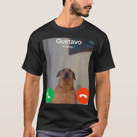 Gustavo The Dog Is Calling Funny Meme Gen Z Alpha T-Shirt (Vorderseite)