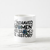 Gut benommen Frauen machen selten Geschichte Kaffeetasse (Mittel)