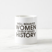 Gut benommen Frauen machen selten Geschichte Kaffeetasse (Mittel)