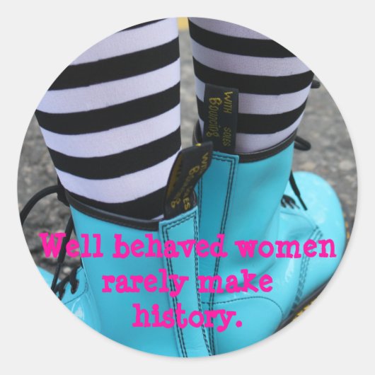 Gut benommen Frauen machen selten Geschichte. Runder Aufkleber (Vorderseite)